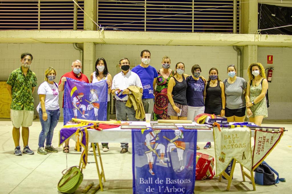 BastonsArboc's tweet photo. Ens van acompanyar la directora general de Cultura Popular i Associacionisme Cultural, Sra. Maria Àngels Blasco i Rovira, i el subdirector general, Sr. Antoni Herrera i Pérez. A més de la Coordinadora de Balls de Bastons de Catalunya i autoritats de l’Ajuntament de l’Arboç. https://t.co/JnpPCEh5rw