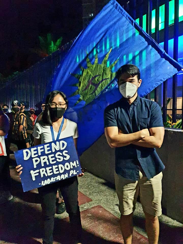 KabataanPL's tweet image. LOOK | Kabataan Partylist representative @sarahelago with @atomaraullo and artists at #IbalikAngABSCBN protest tonight at Sgt. Esguerra.

#DefendPressFreedom
#JunkTerrorLaw