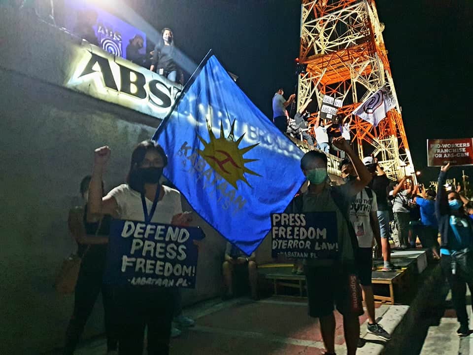 KabataanPL's tweet image. LOOK | Kabataan Partylist representative @sarahelago with @atomaraullo and artists at #IbalikAngABSCBN protest tonight at Sgt. Esguerra.

#DefendPressFreedom
#JunkTerrorLaw