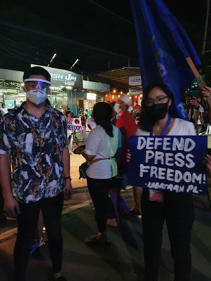 KabataanPL's tweet image. LOOK | Kabataan Partylist representative @sarahelago with @atomaraullo and artists at #IbalikAngABSCBN protest tonight at Sgt. Esguerra.

#DefendPressFreedom
#JunkTerrorLaw