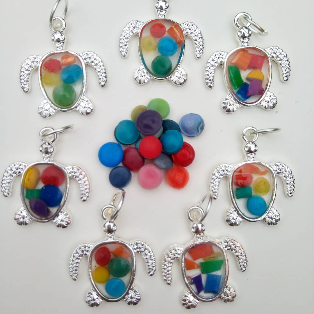 seaborndesign's tweet image. A bale of rainbow microplastic sea turtles 🐢🌈
These will soon go into my etsy shop. 10% of profits go to @mcs_uk

"Wear them, share them and talk about them!"

#microplasticjewellery
 #microplastic #nurdle #oceanplasticjewelry #resin8 #saveouroceans #PlasticFreeJuly