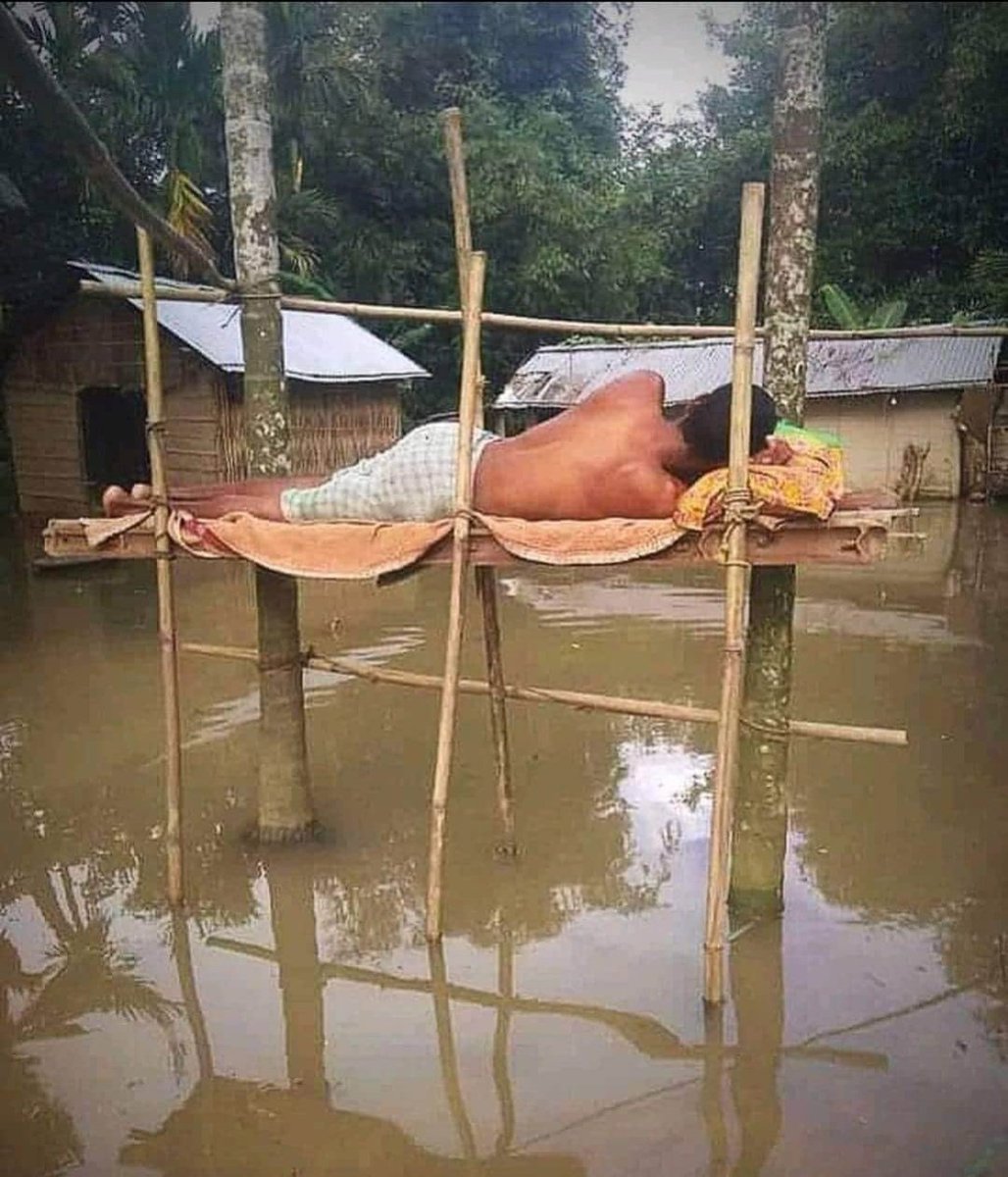 rameshkumardu's tweet photo. आदरणीय मुख्यमंत्री महोदय, @NitishKumar आपको कुर्सी से अधिक जन की चिंता होनी चाहिए। वर्त्तमान में जो उत्तर बिहार की हालत है क्या उसे देखकर आपका मौन रहना उचित व न्यायपूर्ण है?? क्या आपकी कुर्सी इस तस्वीर से बेखबर है बताएं??? https://t.co/cy9JVoPMhL