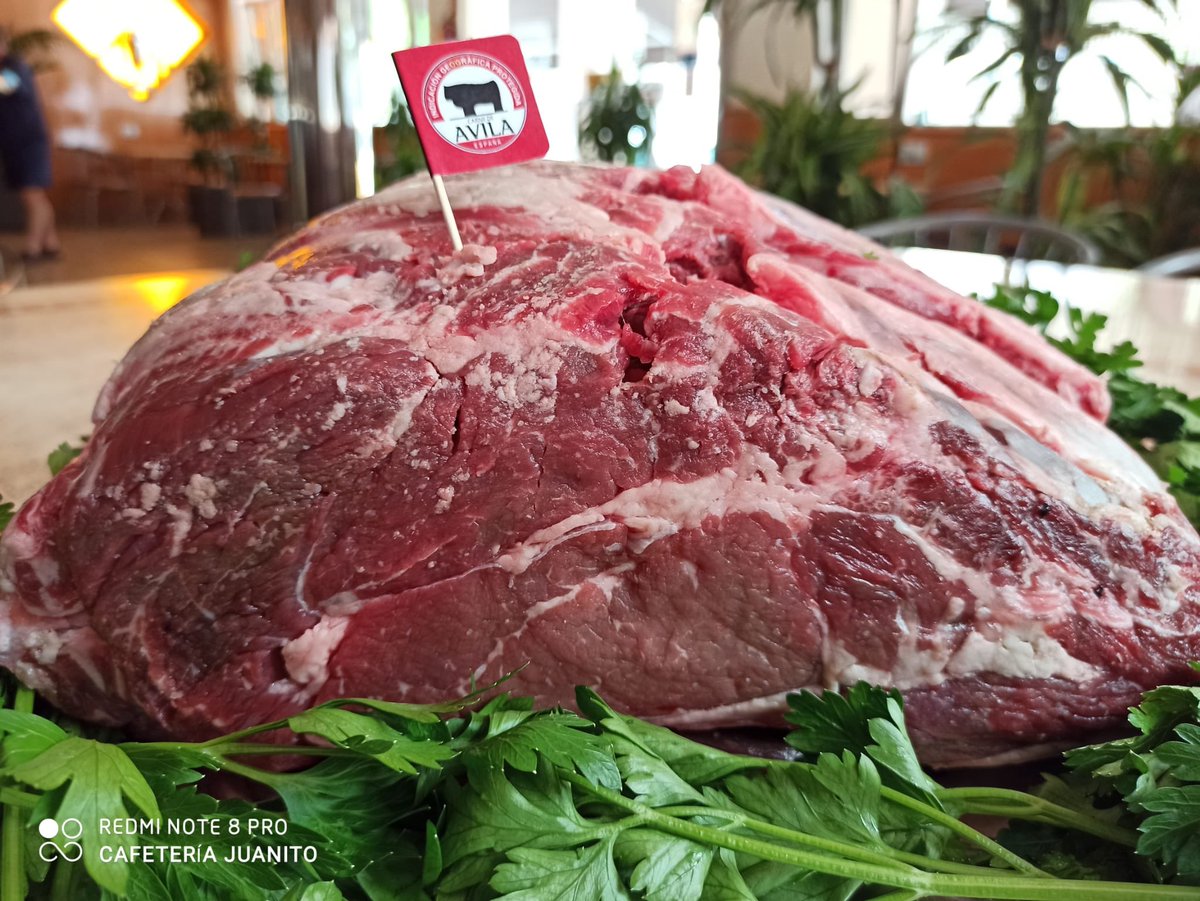 Juanito_Bar's tweet photo. Y recién llegada de Ávila, esta magnífica pieza de ternera.

Uno de los platos principales de nuestra carta!
#TerneradeÁvila #menúfindesemana #CafeteríaJuanito #Gastronomía #Cabra #LaSubbética https://t.co/evkNklyisu