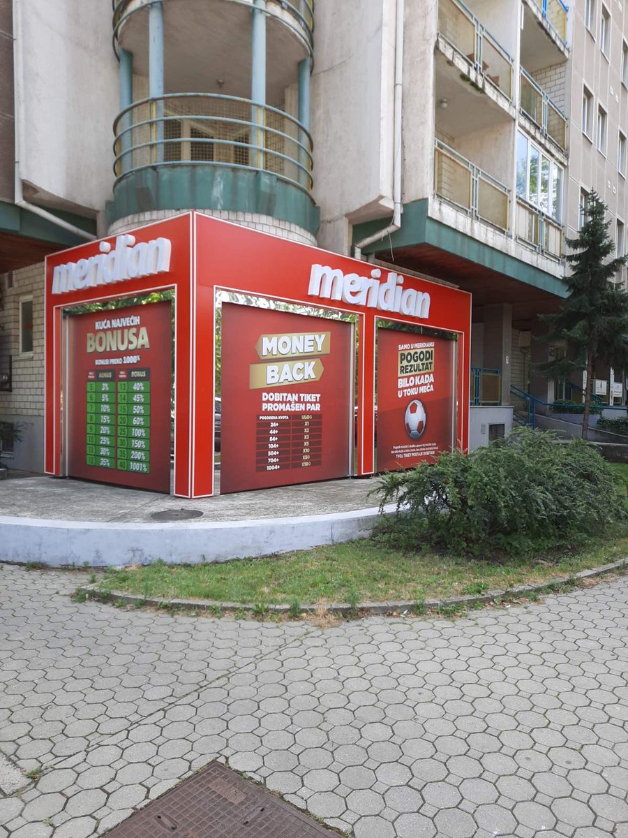 miris_benzina's tweet photo. @prijavi_problem slika 1) kladionica izašla iz gabarita zgrade, ako čak nije zidove rušila 2) korov i zarđala bandera, molim da saniraju rupu da ne raste opet kiselo drvo 3,4) zarđale bandere na raskrsnici Antifa. borbe i blokovske saobraćajnice, može sve pod broj 29 https://t.co/SiC47dl35Q