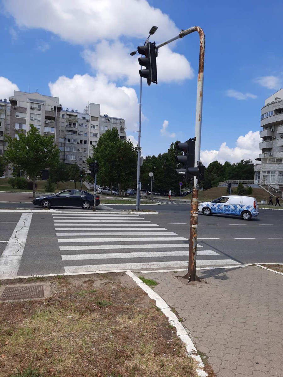 miris_benzina's tweet photo. @prijavi_problem slika 1) kladionica izašla iz gabarita zgrade, ako čak nije zidove rušila 2) korov i zarđala bandera, molim da saniraju rupu da ne raste opet kiselo drvo 3,4) zarđale bandere na raskrsnici Antifa. borbe i blokovske saobraćajnice, može sve pod broj 29 https://t.co/SiC47dl35Q