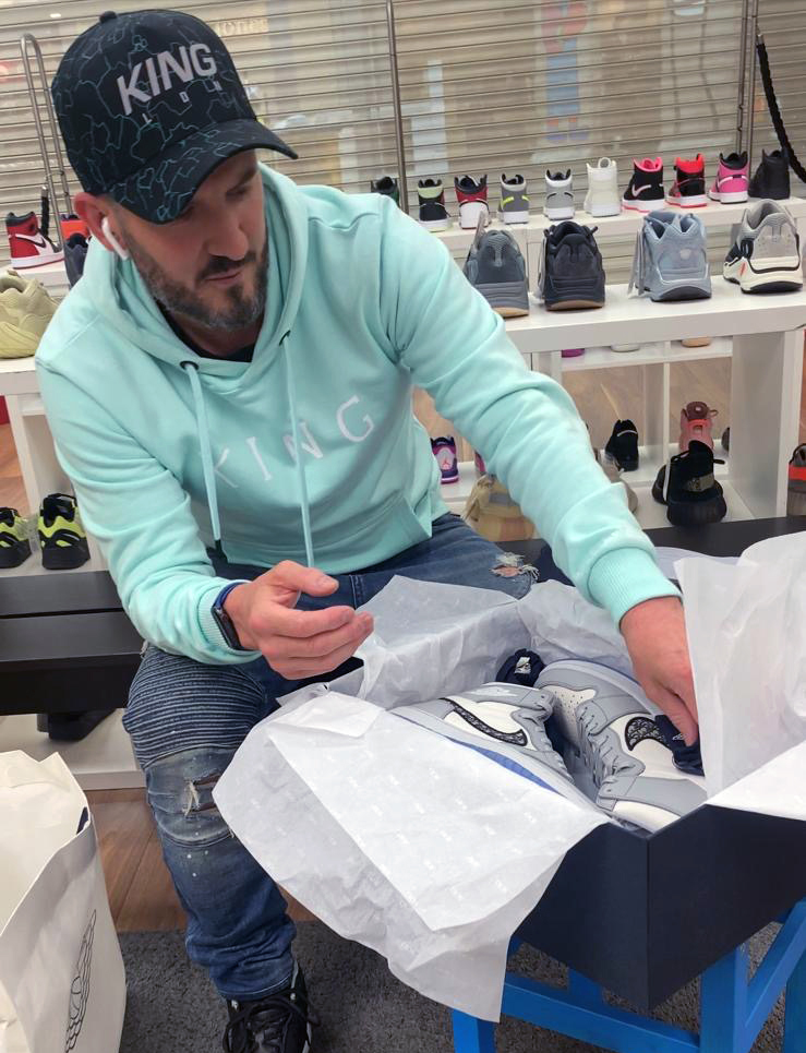 kingapparel's tweet photo. All eyes on @CrepSelect - Exclusive unboxing of the @Nike Jordan 1 Retro High @Dior 

Watch now on their #IGTV channel

#kingapparel #nike #jordan #dior #crepselect https://t.co/bq5ZiMZzue
