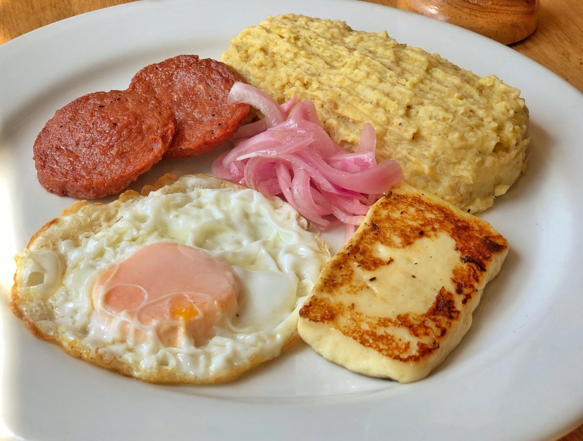Dale a tu mañana estos tres golpes de salami, huevo frito y queso frito e inicia tu día con #mangupower 💪🇩🇴. ¡Acompaña tu desayuno con una mangola! #tropidesayuno #adriantropical #LosTresGolpes