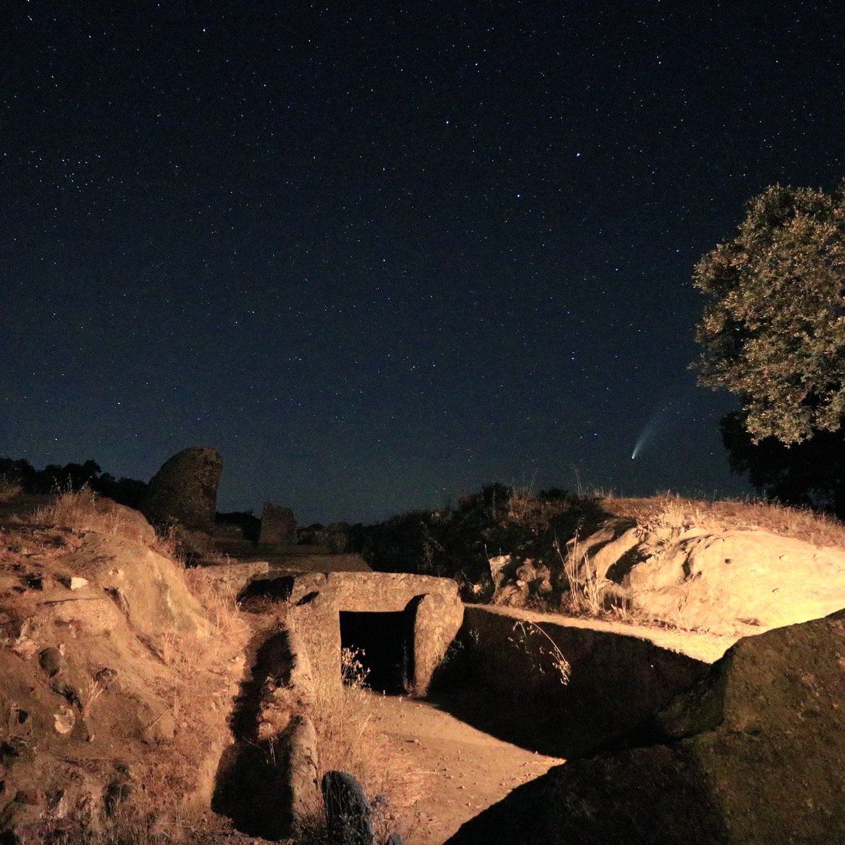 Frankiller23's tweet photo. Cometa #NEOWISE desde el Dolmen De Lacara
#Nocturna #Cometa #Canon #760D https://t.co/LHs1bOpjK6