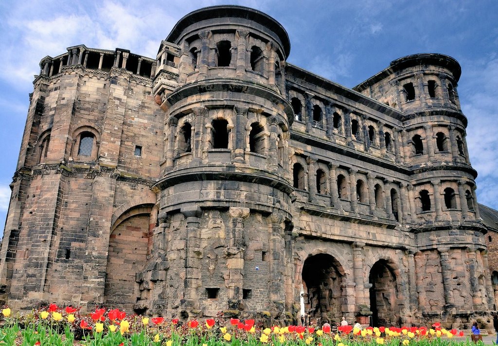 ArchiAdvisor's tweet photo. RT @HawkeJon: The #architecture of an #Empire on the defensive, massive and defiant, combining civil and military elements. The Porta Nigra in #Trier, imperial capital of #Constantius in the West.
#RomanEmpire
#RomanArchaeology
#Archaeology
#Roman #Mi… https://t.co/WOF5PRL7Yd