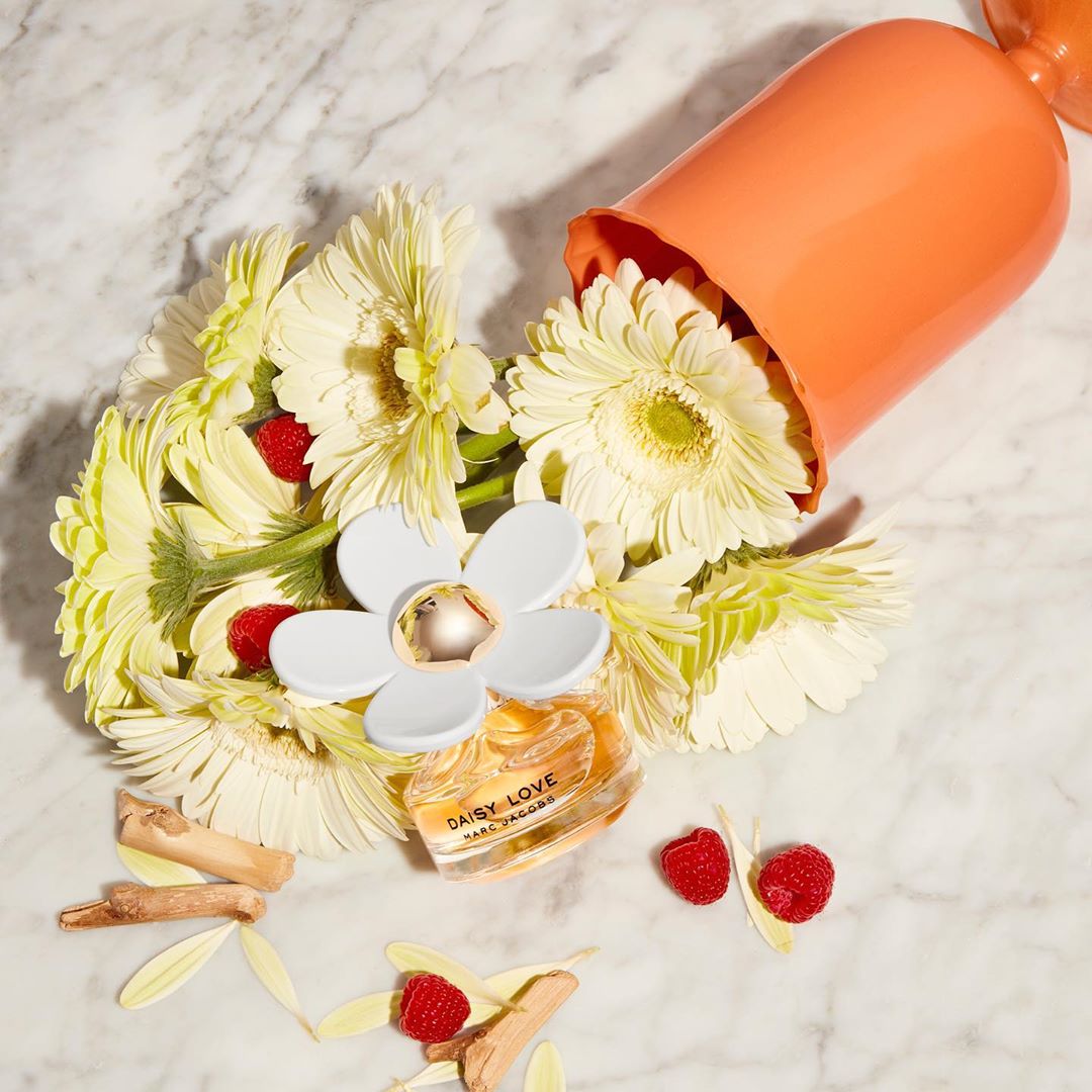 RT to WIN! 🧡  Who'd like to win a bottle of Marc Jacob's Daisy Love where crystalized cloudberries, daisy tree petals, cashmere musks and driftwood come together in a radiant gourmand fragrance? ☁️