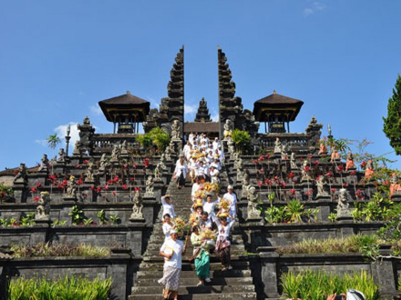 AremaNita__'s tweet photo. Candi, petilasan, maupun peninggalan leluhur lainnya.
Di negeri ini masih ada pewaris yg sah jadi kembalikan kepada pewarisnya supaya bisa  dirawat dan difungsikan. Jika hanya dijadikan cagar budaya berarti dianggap pewarisnya tidak ada atau dianggap sudah punah

Rahayu 🙏 https://t.co/TkYuSzngAd