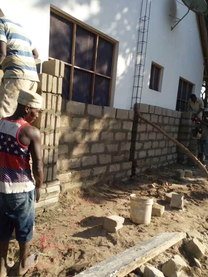 evance_masonda's tweet photo. Nasikia alimwambia umejenga mpaka umemaliza kiwanja, akamjibu jeuri .. ikabidi ajenge ukuta pale yeye alipoishia 😂😂 https://t.co/3Y6HUG7H2Z