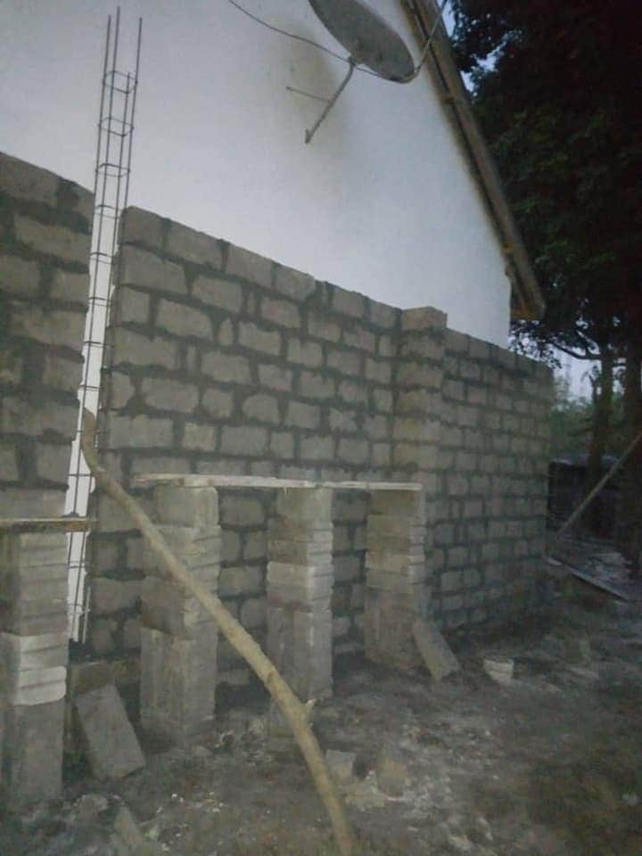 evance_masonda's tweet photo. Nasikia alimwambia umejenga mpaka umemaliza kiwanja, akamjibu jeuri .. ikabidi ajenge ukuta pale yeye alipoishia 😂😂 https://t.co/3Y6HUG7H2Z