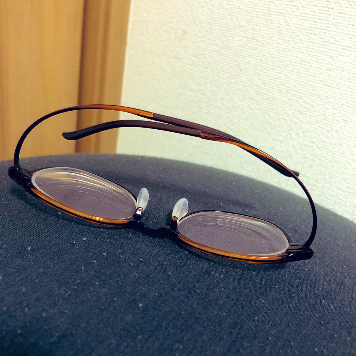 Jins En Twitter メガネがズレちゃう 硬いフレーム 鼻パッドが痛くなる というお悩みに応えました エアフレーム Jins