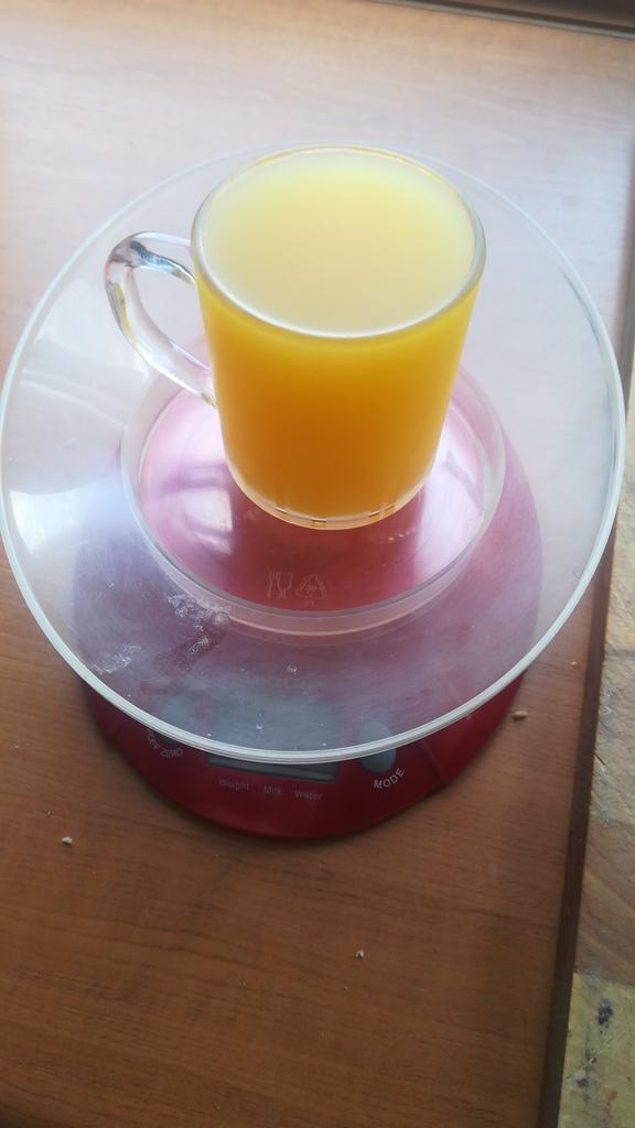_bubble_black_'s tweet photo. Odmierzylam równe 250ml soku zebu zmieścić sie w kcal i jestem w tym coraz lepsza https://t.co/swPTn8V9og