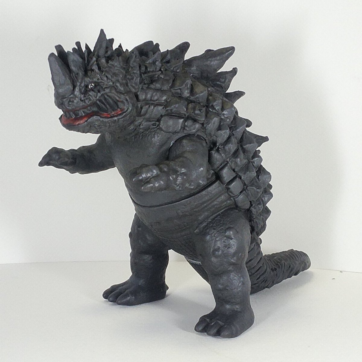 透明怪獣ネロンガのソフビを地底怪獣マグラーに改造しました