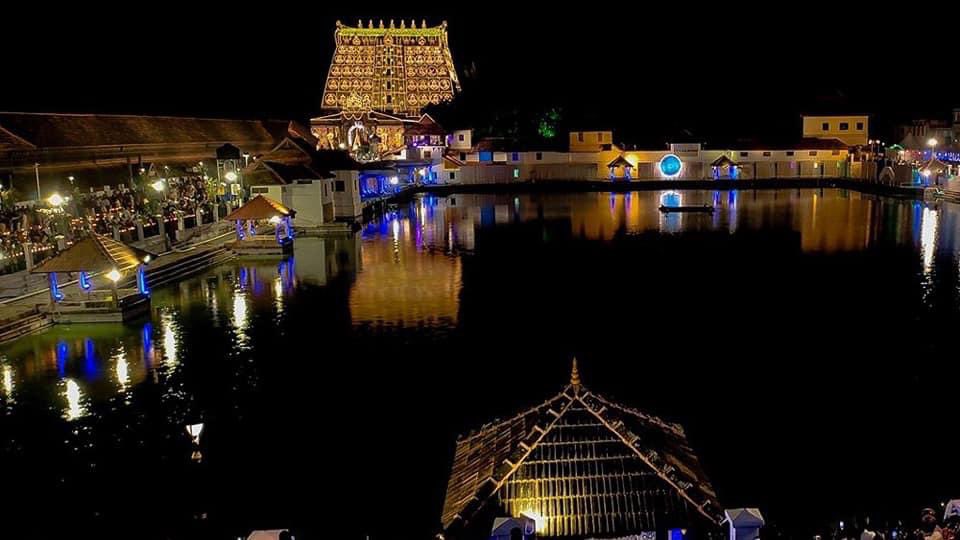  The Green flag carried on elephant during the procession is done as memory of Victory over Tyrant Tippu Sultan. He attacked  #Travancore with an eye to rob the Divine  #PadmanabhaswamyTemple The Maharaja & his army fought bravely & Tippu ran away with serious injuries2/3