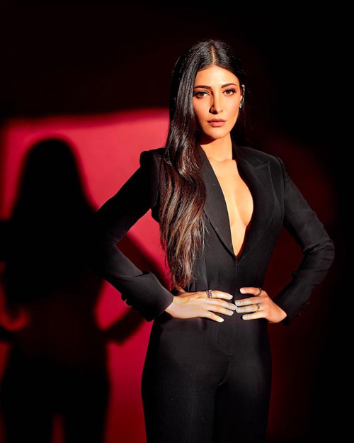 santa_banta's tweet photo. . @shrutihaasan 's valuable advice for her fans! https://t.co/4wKSgAottx #somanypeoplenotwearingmasks #itreallydoeswork #besafeeveryone #COVID19India #advice #latest #news #downloads #santabanta https://t.co/Sd5pTyD7v8