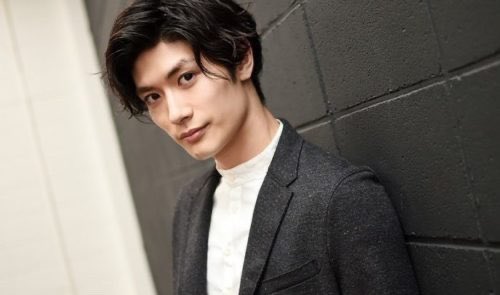 ひなた ニュアンスパーマかけてセンター分けの三浦春馬くん色気あっていい感じだったから 今俺この髪型なんだけど そのくらい理想だった めちゃくちゃショックだ