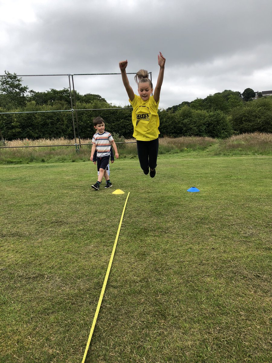 Machew1234's tweet photo. Great morning taking part in @BaildonCE ‘s Virtual Sports Day. Big thank you for our Year 6 coach Matilda!! #receptionsports #1kmrun #longjump #shuttleruns #speedbounce @AireValleySGO @alexbell92 @Adam_Gemili https://t.co/AaGGczOU70