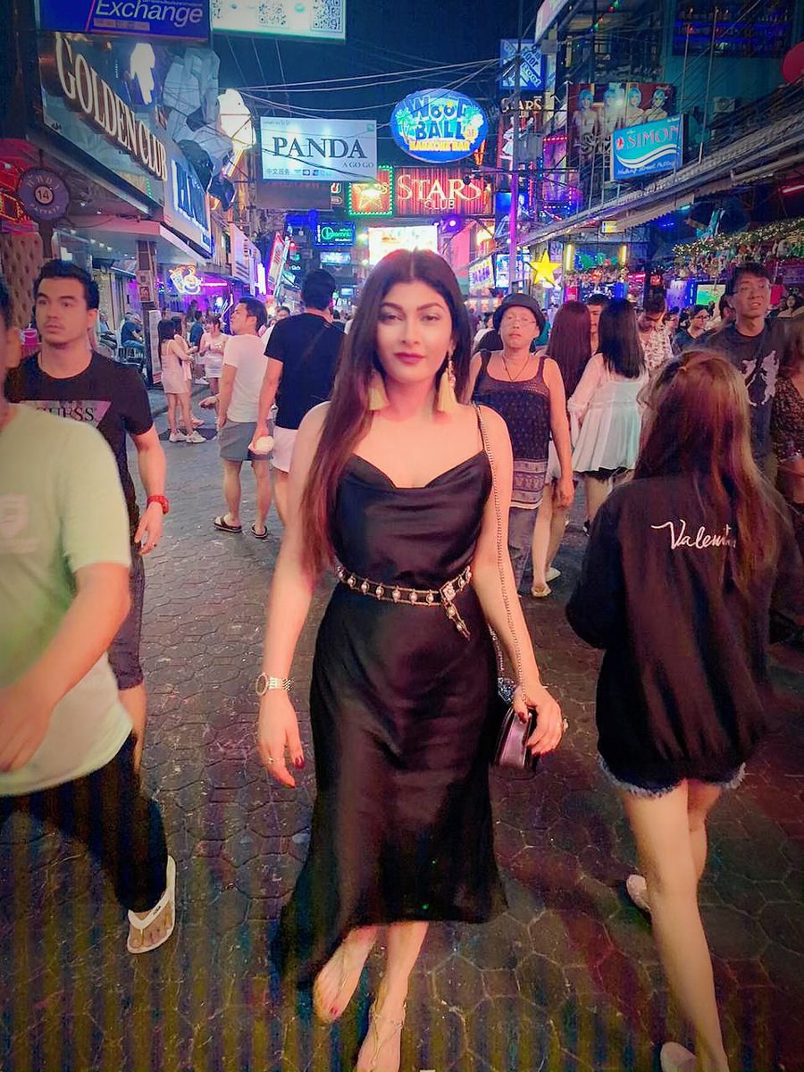 ushmatyagi's tweet photo. Gangsta🔫
Dress @zarausa
Sling @MichaelKors
Accesories @ALDO_Shoes @TanishqJewelry
#thailand #pattaya #walkinstreet #gansta #ushmatyagi #wanderingsoul #noguns #onlystyle #traveltales #mydiaries #thetipsywanderer https://t.co/lkAzlNnGd3