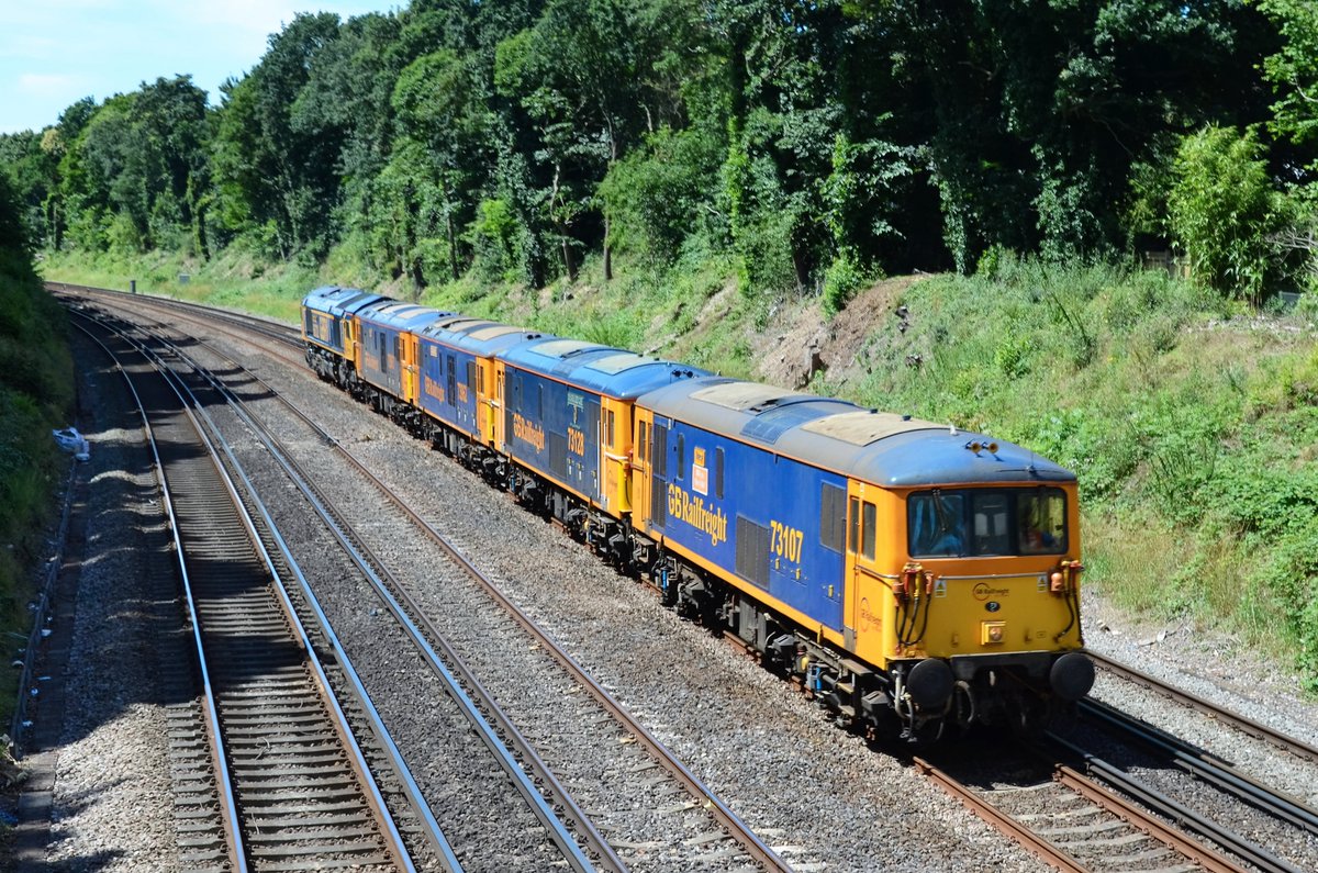 TheRealStavioni's tweet photo. On this day in 2016, @GBRailfreight 73107, 73128, 73962, 73963 & 66722 head away from Farnborough working Eastleigh to Hoo.... #ElectroDiesel #Class73 #Class66 #GBRf #Rail #Railway #Train https://t.co/XItsvtYxbb