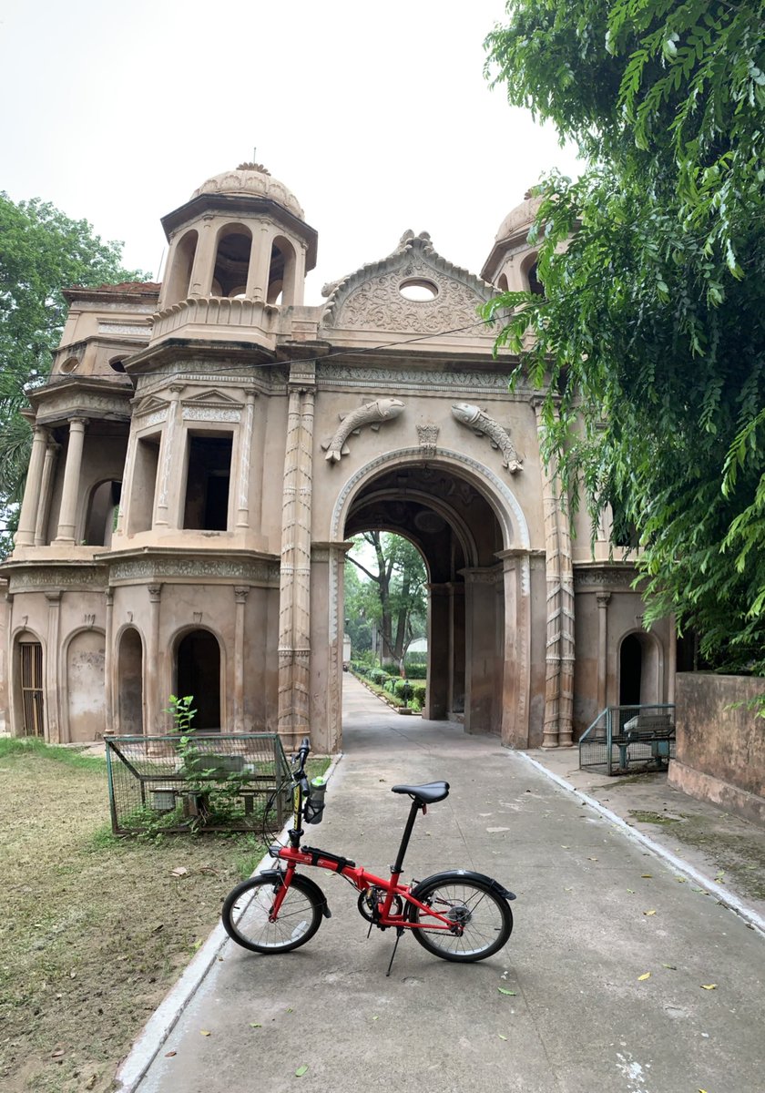 सिकन्दर बाग़- यह बाग या उद्यान है जिसमे ऐतिहासिक महत्व की एक हवेली समाहित है। इसे अवध के नवाब वाजिद अली शाह (1822-1887) के ग्रीष्मावास के तौर पर बनाया गया था। नवाब ने इसका नाम अपनी पसंदीदा बेग़म, सिकंदर महल बेगम के नाम पर सिकंदर बाग़ रखा था।