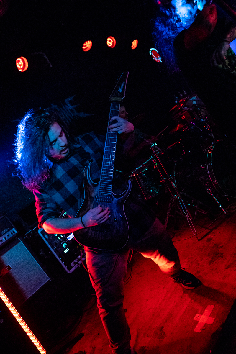 Hoy cumple años nuestro master de la guitarra David!
Cuanto más lo felicitéis más riffs brutales compondrá 🥳🎉🥳🎉🥳🎉