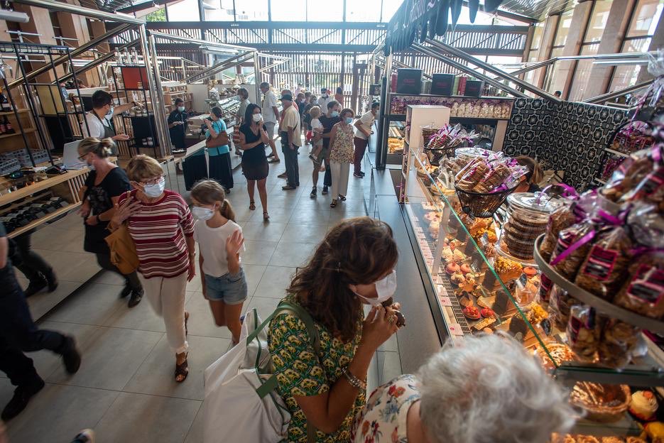 LMarcangeli's tweet photo. 🍴Marcatu d’Aiacciu : ouverture de la « Halle gourmande », place Campinchi.
Dans le prolongement du marché couvert, je vous invite à rencontrer des commerçants passionnés et à déguster des produits d’exception. Que ce lieu devienne un incontournable !
#Ajaccio #gastronomie #Corse https://t.co/5LSYdF6vXM