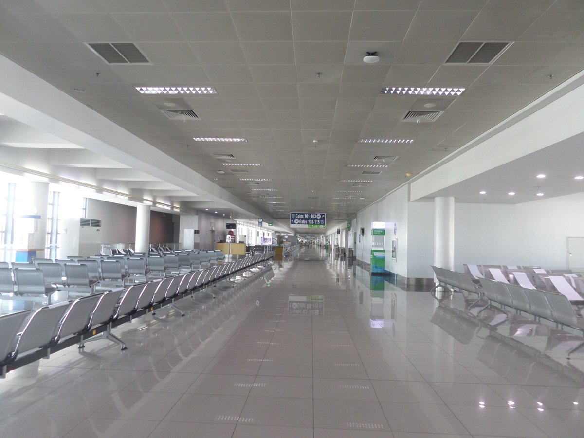 NomadUpdates's tweet photo. Manila International airport at 3pm on a weekday. Social distancing is definitely no problem here... #manila #COVID__19 #airtravel #Airports https://t.co/s3ks34pPfH