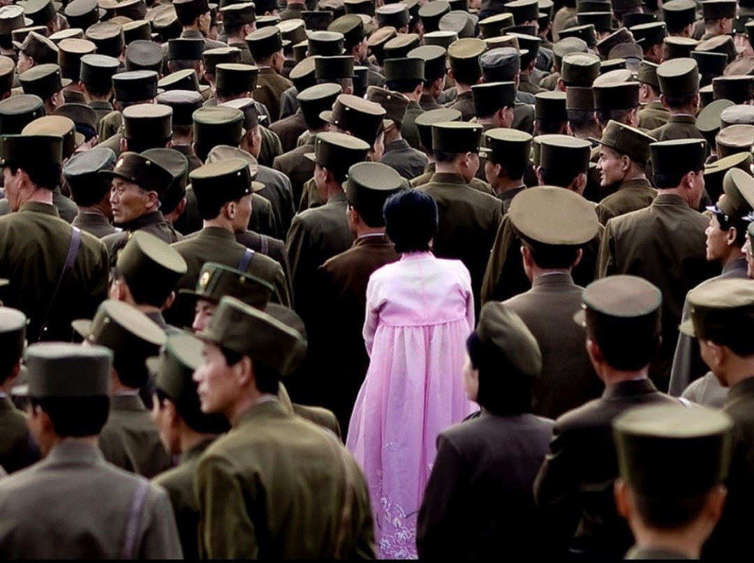 8. Wanita Berdiri di Antara Lautan Personel Militer