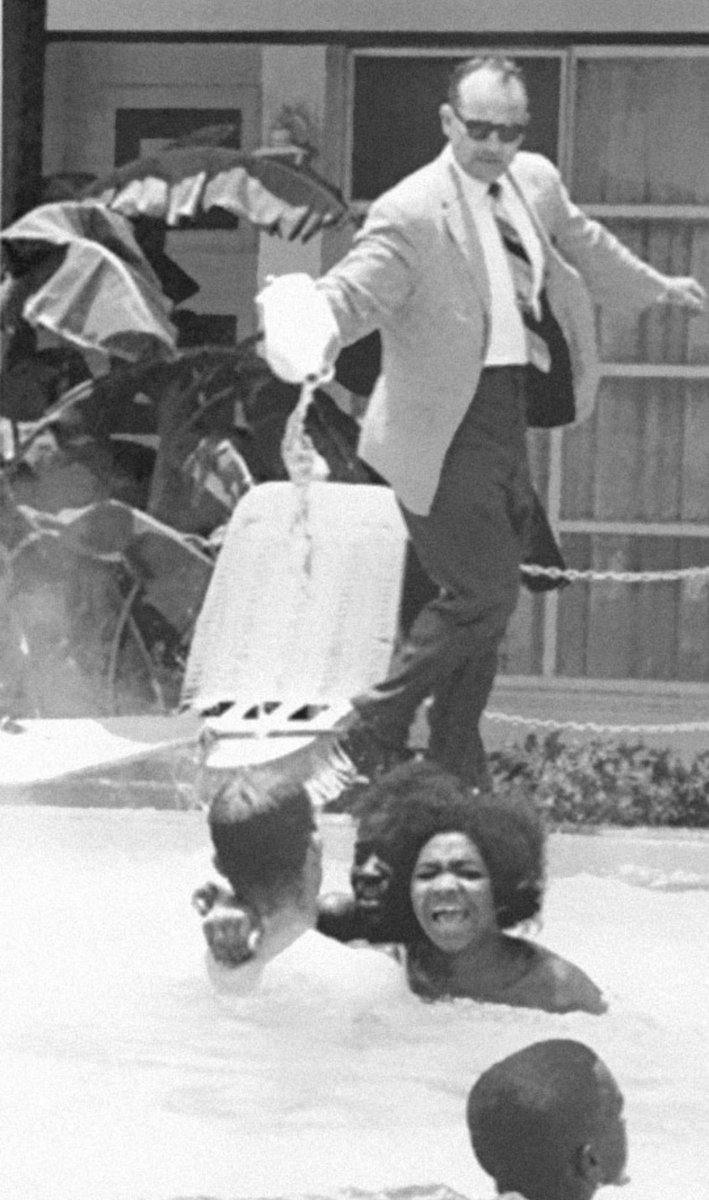 5. James Brock (Pemilik Hotel) Menuangkan Asam di Kolam renang. Ia mencoba mengganggu perenang yang memprotes kebijakan diskriminatif yang khusus untuk orang kulit putih saja