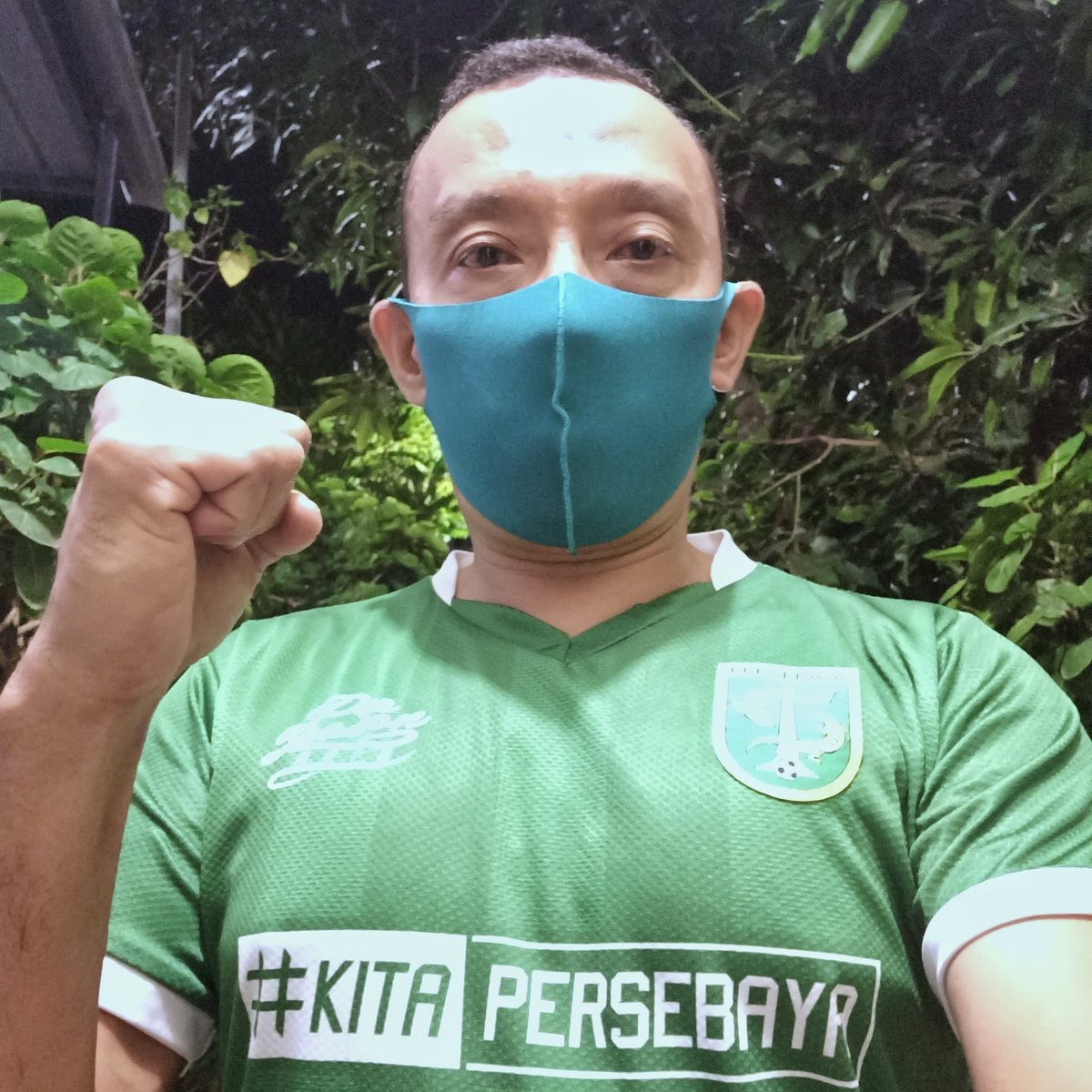 Karena #KitaPersebaya adalah #Bonek. Punya tekad kuat berubah jadi lebih baik. Dengan berbuat kebaikan. Yuk, 'hijaukan' lingkungan sekitar kita, hingga semua kota di seluruh nusantara. Dari status zona merah #covid19. Secara sederhana, dimulai dengan #WaniMaskeran