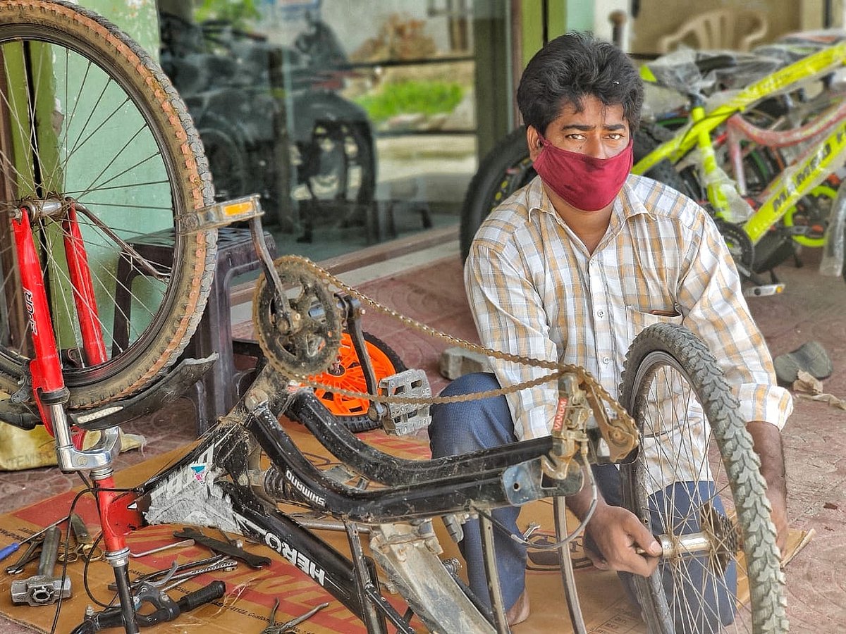 HumansOfAndhra's tweet photo. "Only a few customers visit our shop nowadays, but I will continue to work here as this has been my second home for many years."
Full Story >> https://t.co/IufRP4DmIa
#IndiaFightsCoronavirus #COVID19 #Business #Struggle #Mechanic #CoronavirusPandemic #Andhra #HumansofAndhra https://t.co/DdZ9596mrW