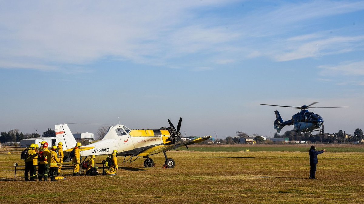 GobSantaFe's tweet photo. Seguimos trabajando con aviones hidrantes y bomberos para controlar los incendios en la zona de islas del Delta del río Paraná. Es destacable el trabajo y esfuerzo de todo el personal abocado, pero tenemos que avanzar en una solución de fondo que evite las quemas definitivamente. https://t.co/L5j4Z6QlWb