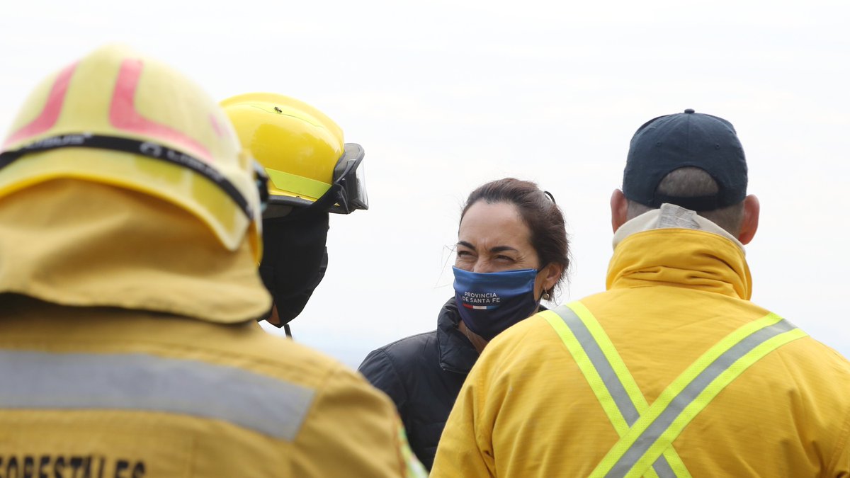 GobSantaFe's tweet photo. Seguimos trabajando con aviones hidrantes y bomberos para controlar los incendios en la zona de islas del Delta del río Paraná. Es destacable el trabajo y esfuerzo de todo el personal abocado, pero tenemos que avanzar en una solución de fondo que evite las quemas definitivamente. https://t.co/L5j4Z6QlWb