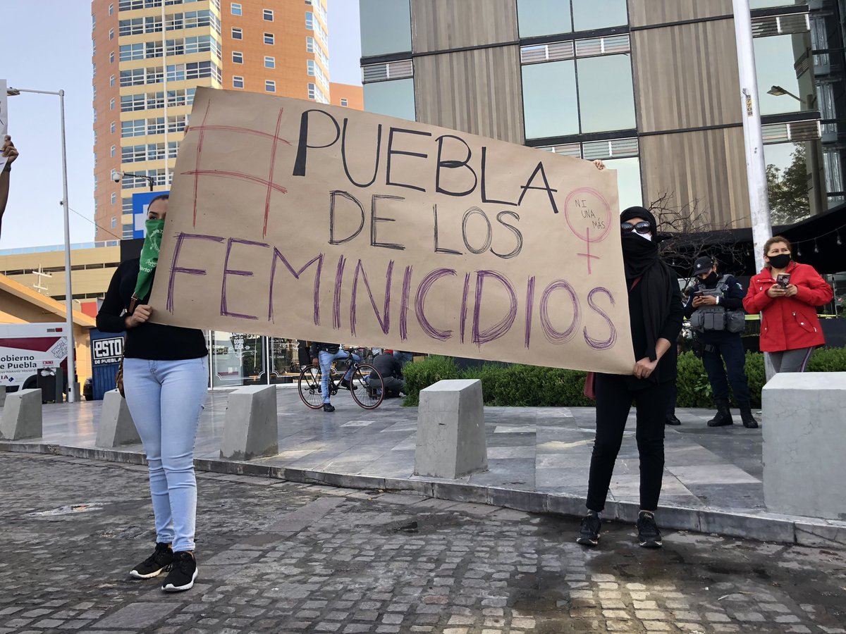 Manatimx's tweet photo. 🟣 | Bajo el lema #PueblaDeLosFeminicidios, un grupo de feministas protesta frente a evento del @Gob_Puebla contra violencia de género en el estado. 

👉🏾https://t.co/FfA2U09ixF👈🏾 https://t.co/fIOckpxeEV