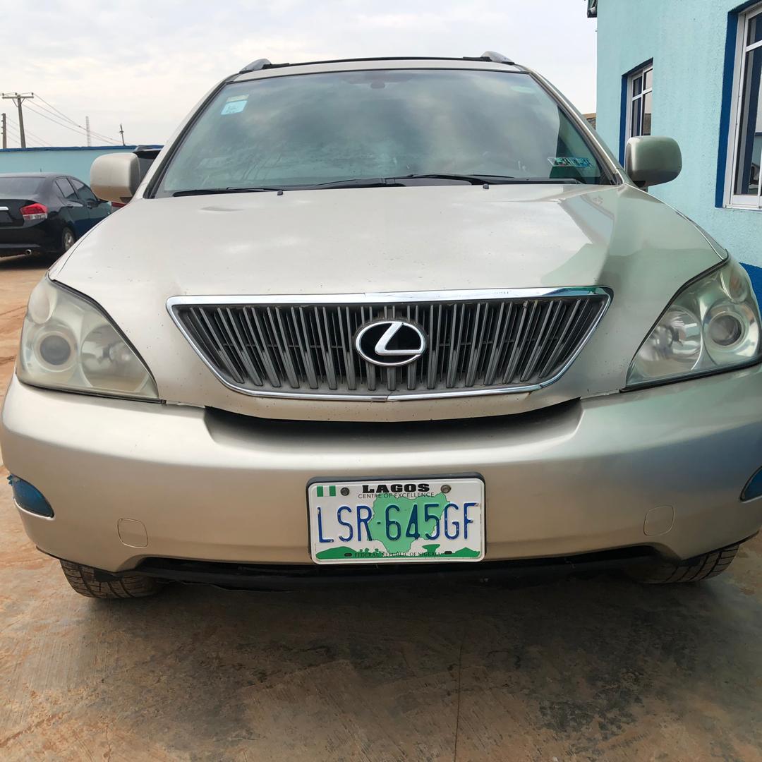 ISELLEVERYTHINZ's tweet photo. Neatly Naija-used 2005 LEXUS  RX330 SUV FOR SALE! 
💥AUTO TRANSMISSION 💥
💥 NOTHING TO FIX 💥
💥 ALASKA LEVEL AIR-CONDITIONING 💥
👉PRICE N2.5M SLIGHTLY NEGOTIABLE 
🏃CONTACT https://t.co/R7obZwVjnU

#ShattabandleAhkanVideo #10over10 #caralert MAY D https://t.co/WpH2ulYTHm
