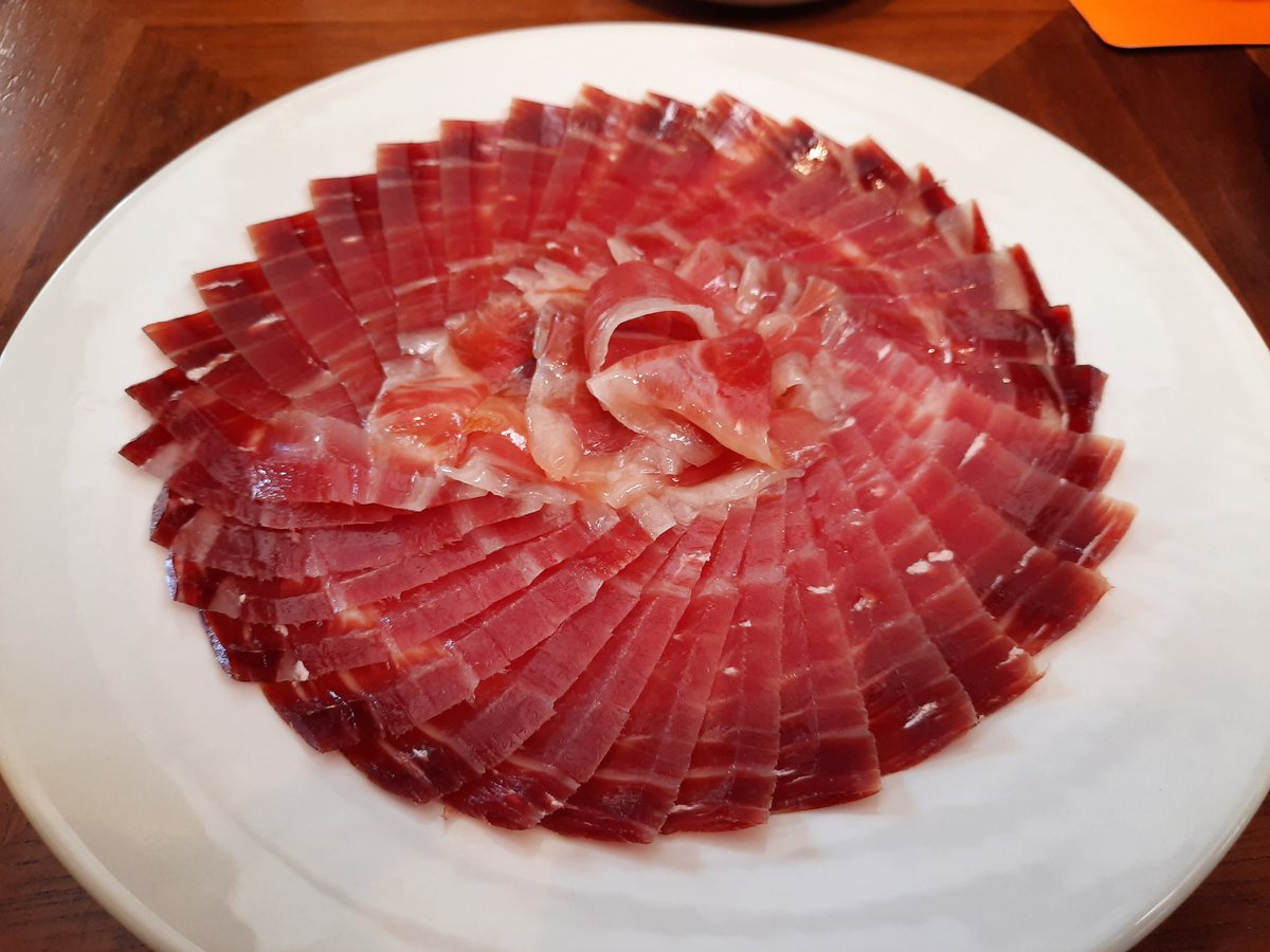 mikemoratinos's tweet photo. Pues excelente comida en "La Sole", de @ElPimpiMalaga 😊😊jamón ibérico de castaña (cerdos que además de bellotas comen castañas) típico de Malaga, berenjenas "cuerno de gacela" (algo que nunca había visto en mi vida) y fritura de pescado. Todo exquisito!! Viva Málaga!!!😍😍😍 https://t.co/uR6YqmwC4Z