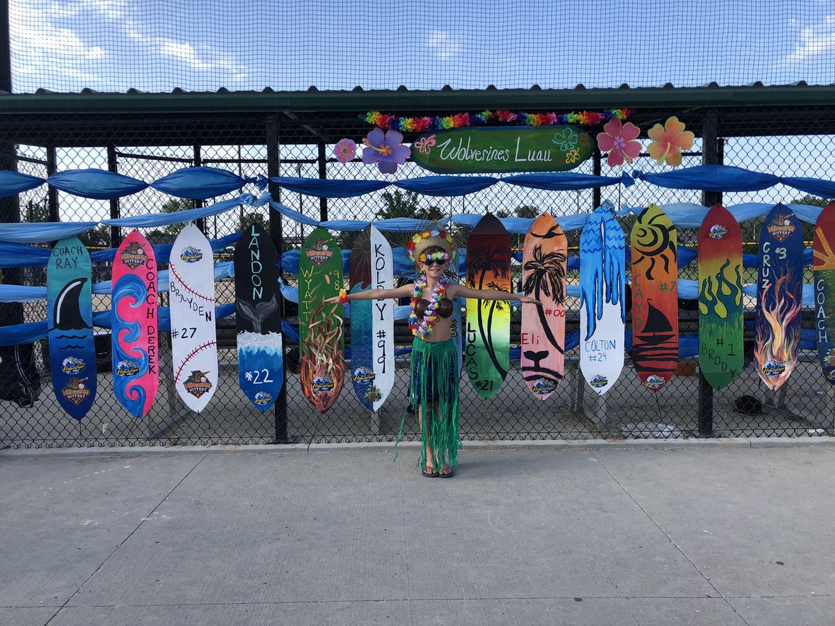 dncbenton5's tweet photo. There’s that coconut hula boy!!!  Waiting for the first game to start. Gooooo Wolverines!!!  @HawaiianHitfest #Wolverines202011A #HawaiianHitfest20 https://t.co/bOlPW1Zkib