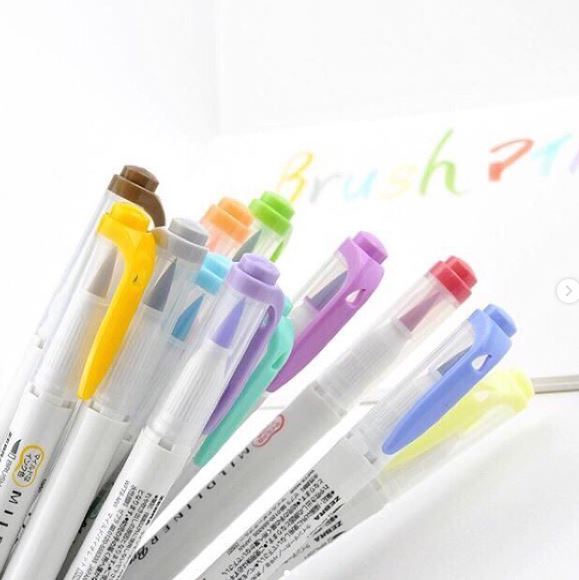ZebraPenCanada's tweet photo. Mildliner Brush Pens come in 15 mild colours, and have a soft brush tip, and hard bullet point.  The perfect combo for your #bujo #findzen #zebrapen #mildliner #mildlinerbrush #bujoinspire #bujoweeklyspready https://t.co/BndURGtklS