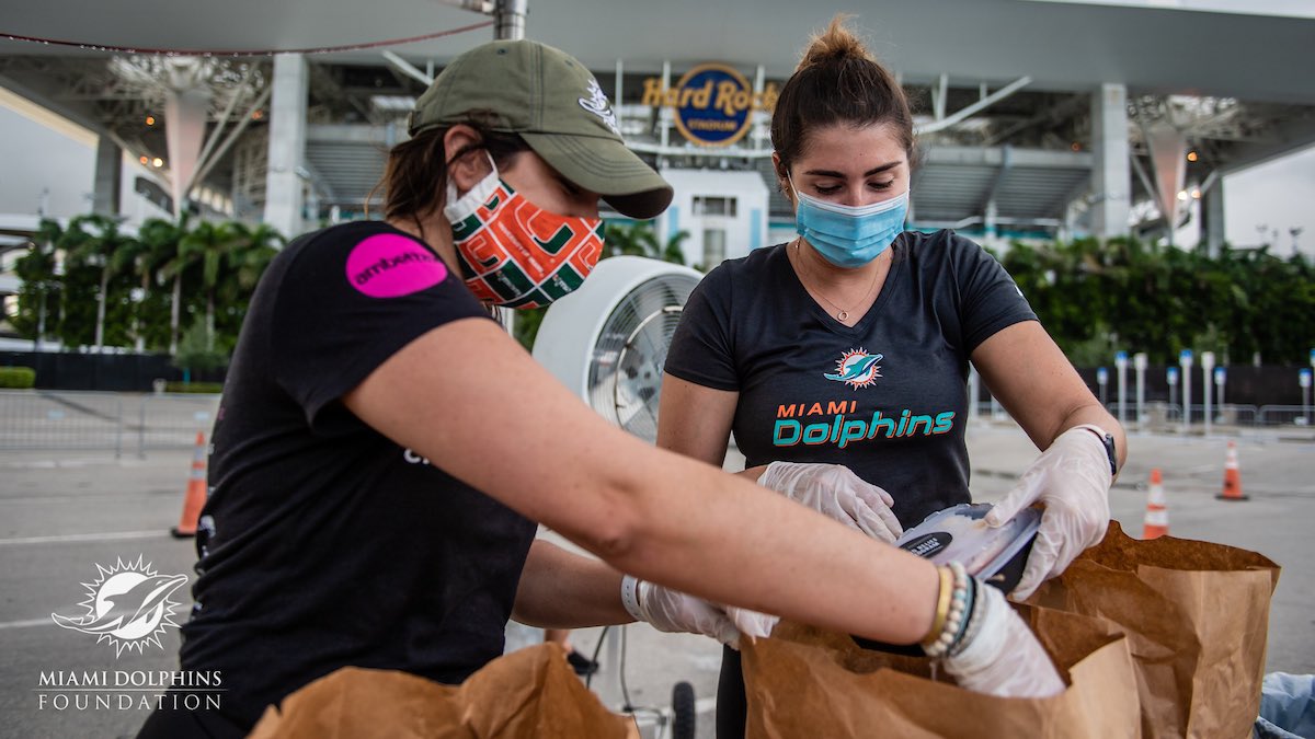 TackleCancer's tweet photo. Yesterday our staff came together with @FinsCommunity to distribute meals at @HardRockStadium to those in the need. #DolphinsMeals https://t.co/KpsTfU2Ugs