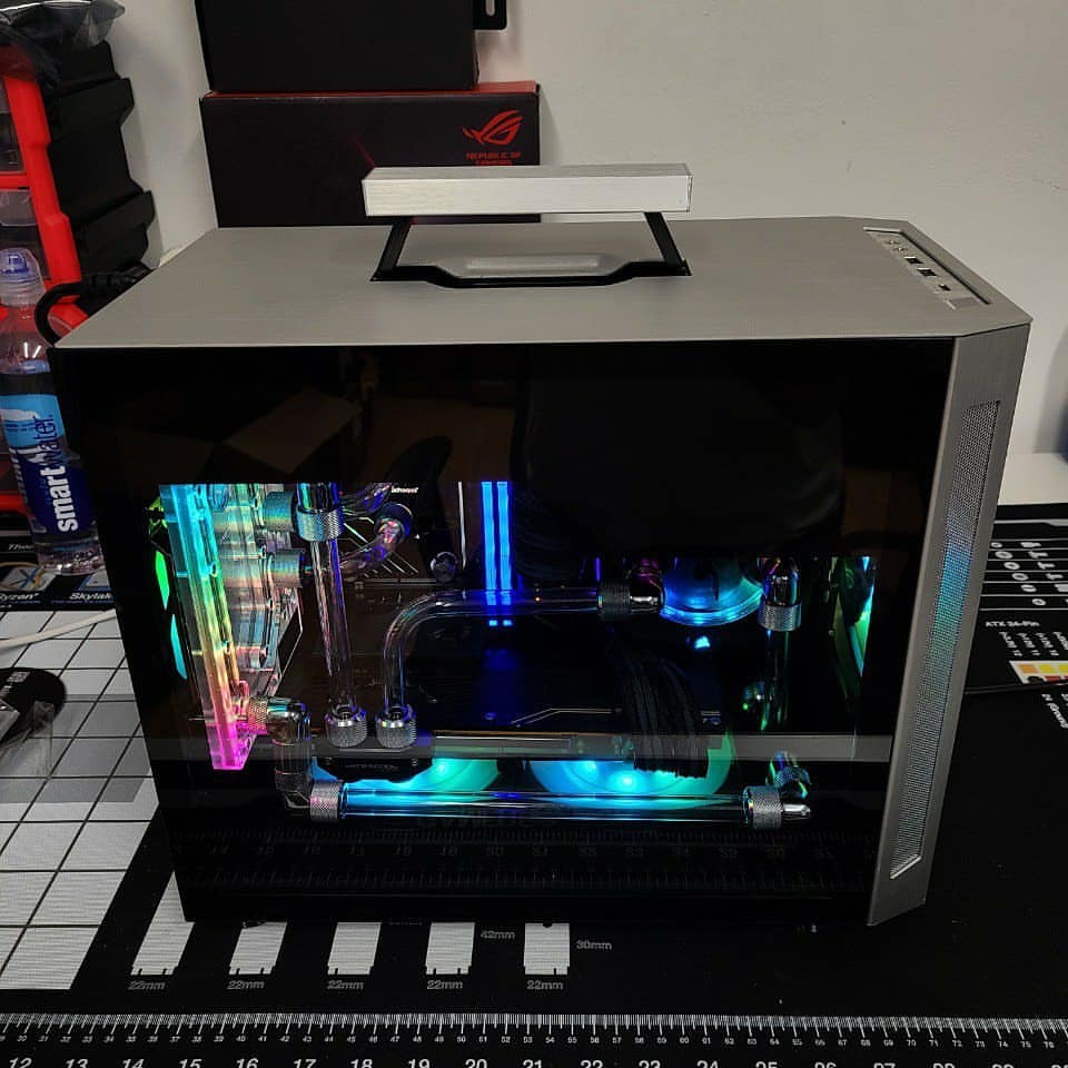 GlobalLianli's tweet photo. And there's still enough room to fit your lunch.
Build by dbx_custom_loops
Buy the TU150
Amazon https://t.co/a6FyQiC6hA
Newegg https://t.co/ebxpV3oCAG
Caseking https://t.co/2gO4wrG5Jg
OCUK https://t.co/pHFY43NV5y
#LIANLI #TU150 #watercooling #pcaddict #computer #PC #custompc https://t.co/3Fm3wpJvut