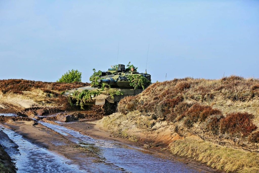 LASD_off's tweet photo. Qui reconnaît ce blindé ?
#véhiculesmilitaires #blindé #armeedeterre #tank #char #mbt #ccp #tankforce #armored #terre #canon #guerremoderne #vehiculedecombat #military #armee2terre #nexter #KNDS #lacroixdefense #blindage #chenille #worldoftanks #armored… https://t.co/hcW1eA65MD https://t.co/IY6LRlR4Cl