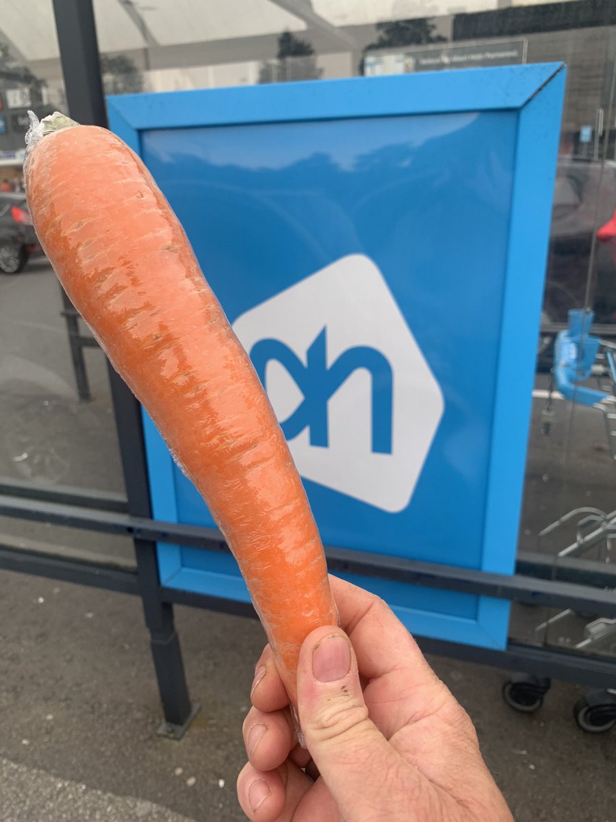 zwerfinator's tweet photo. In mei 2019 zei @albertheijn bospenen, rode puntaprika’s, alle paprika’s en trossen bananen van 5 stuks zonder plastic verpakking aan te bieden. Zwerfinator is vandaag eens gaan kijken. Weinig van te merken. Sterker nog: de winterpenen zitten nu zelfs per stuk in plastic! #fail https://t.co/ofRaARwXMz