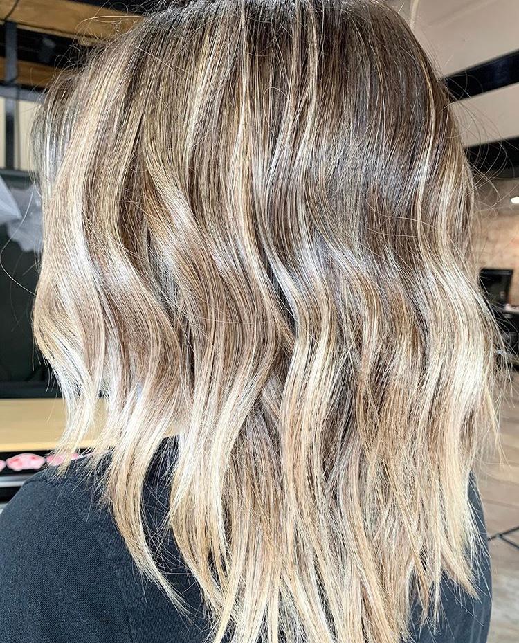 cosmoprofbeauty's tweet photo. Tap the ❤️ for this #livedinhair
For the finish, #CosmoPro kateshahanadams prepped with @SebastianPro Whipped Creme and a pump of Sebastian Dark Oil. Find Sebastian stylers through your salon consultant, online and at your local CosmoProf. #repost https://t.co/uGHLyyiwp9