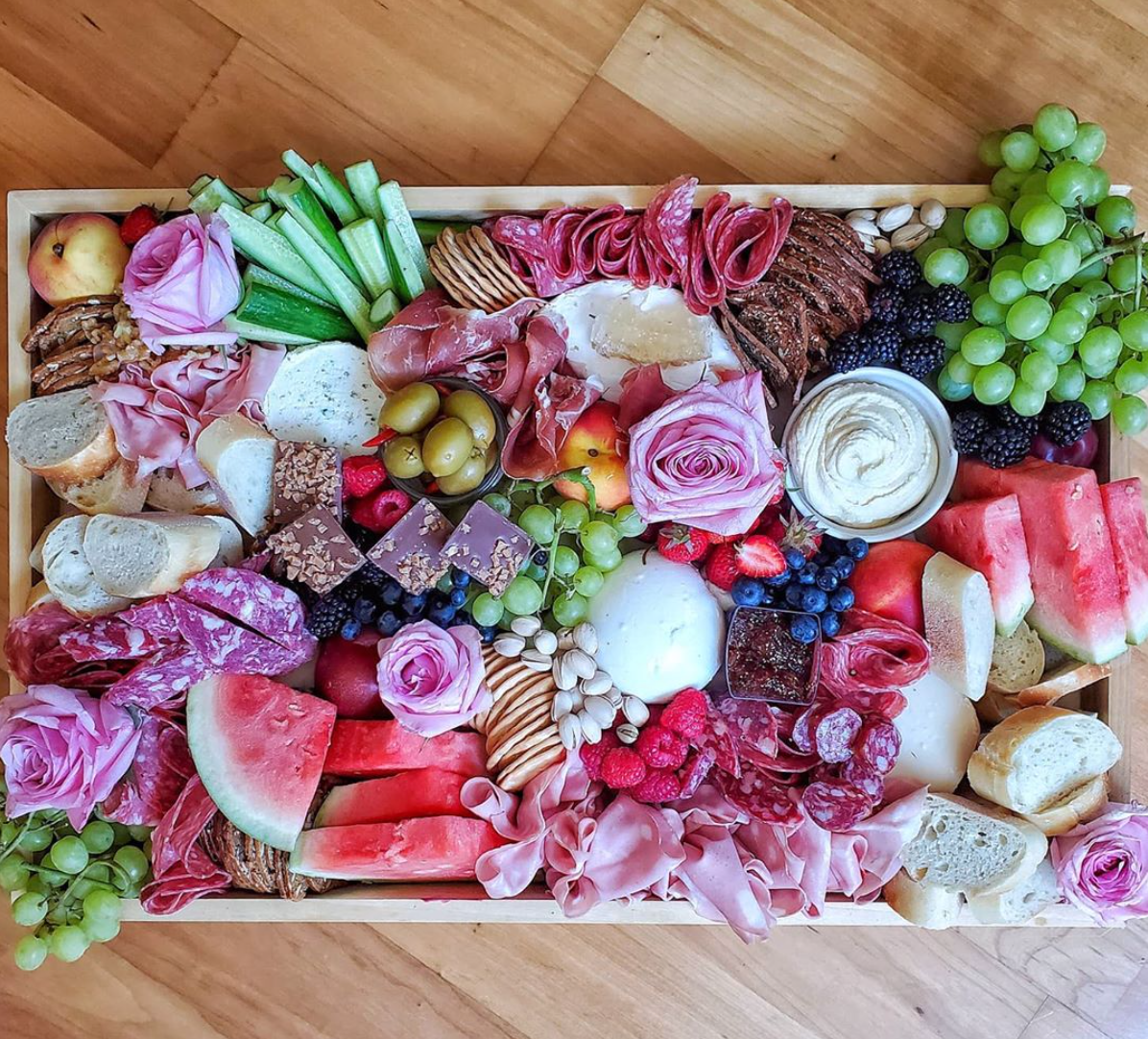 rabble_on's tweet photo. Swooning over @oliveandfigco's grazing platter!

Serving a platter is a great way to start an evening with friends! Think small bite-sized portions &amp; a variety of colors! Pair the platter with a nice bottle of wine &amp; you are bound to have happy guests! https://t.co/z9gqaJMQtj