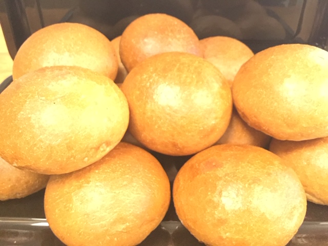 birdsbakery's tweet image. Crusty cobs are back! Available across all stores from Tuesday - Saturday. Have you picked up a batch yet?

Wholemeal rolls are available only on Friday and Saturday for the time being.

#BirdsBakery #CrustyCob #BreadRoll #Bread