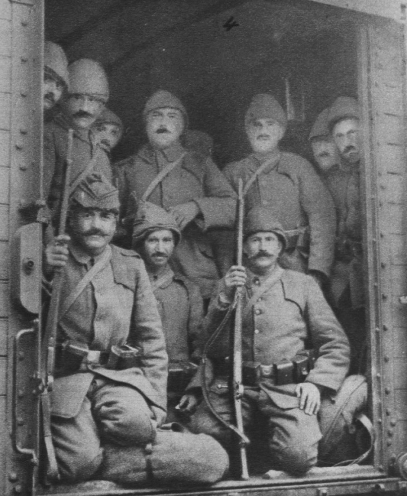 OttomanArchive's tweet image. Çanakkale Savaşı'nda Osmanlı askerleri, 1915.
Ottoman soldiers at the Battle of Gallipoli, 1915.

#ottomanempire #ottomanhistory #militaryhistory
