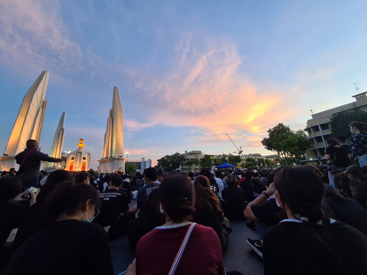 peem211's tweet photo. เลิกบ้าอำอาจสักทีอีเหี้ย
1. ประกาศยุบสภา
2. ร่างรัฐธรรมนูญใหม่
3. หยุดคุกตามประชาชน 
#เยาวชนปลดแอก https://t.co/F5BnA69EbV